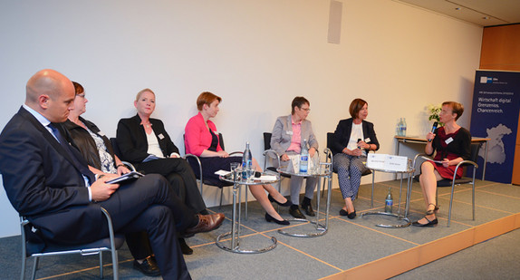 Podiumsdiskussion bei der Jubiläumsveranstaltung der Kontaktstelle Frau und Beruf Ulm