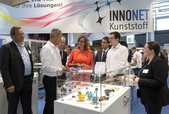 Messebesuch Schütz besucht Moulding EXPO Staatssekretärin Katrin Schütz besuchte am 1. Juni 2017 die internationale Fachmesse MOULDING EXPO in Stuttgart, bei einem Messerundgang informierte Sie sich bei verschiedenen baden-württembergischen Ausstellern über die neuesten Trends im Werkzeug- und Formenbau.