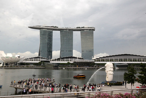 Blick auf das weltberühmte Marina Bay Sands von Singapur.