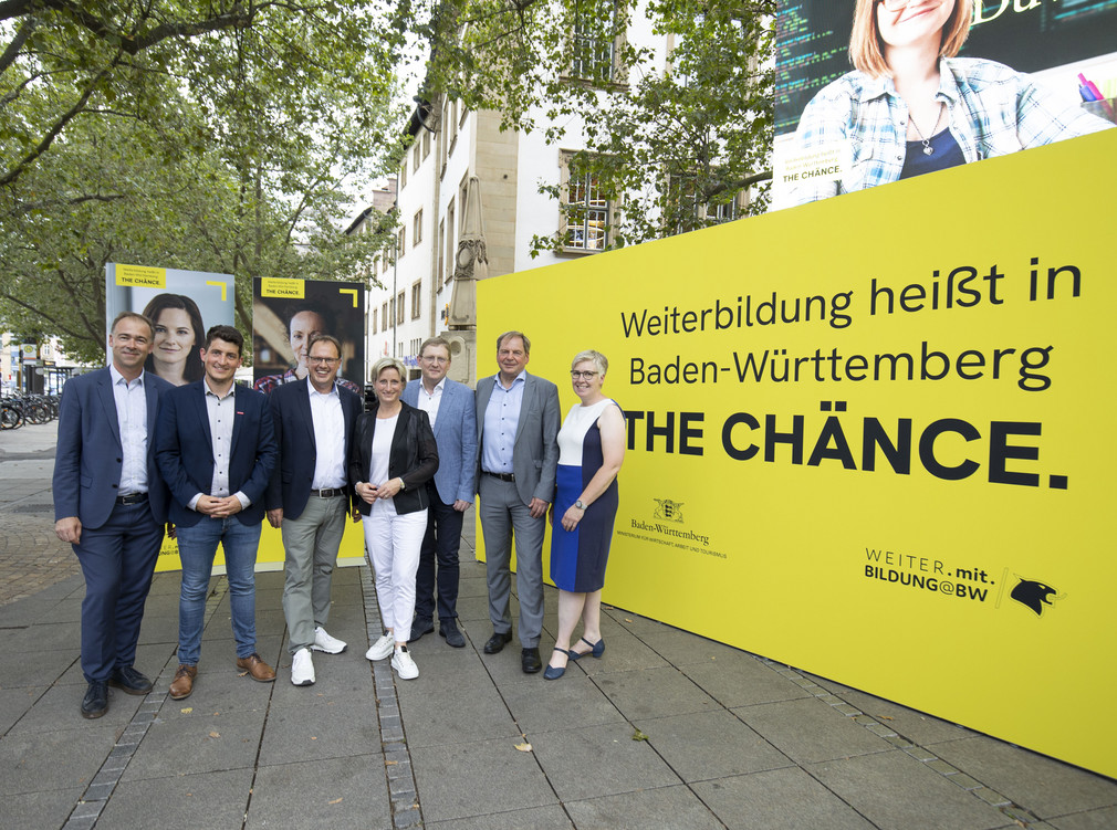 Die Campagne "The Chänce" wird von Wirtschaftsministerin Dr. Nicole Hoffmeister-Kraut auf dem Schlossplatz vorgestellt.