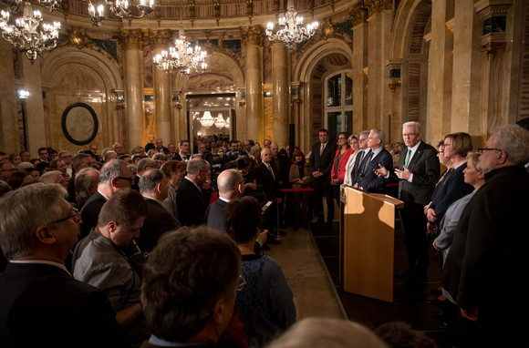 Empfang Neujahrsempfang der Landesregierung Ministerpräsident Winfried Kretschmann und Ehefrau Gerlinde mit den Mitgliedern des Kabinetts (r.) vor den Gästen