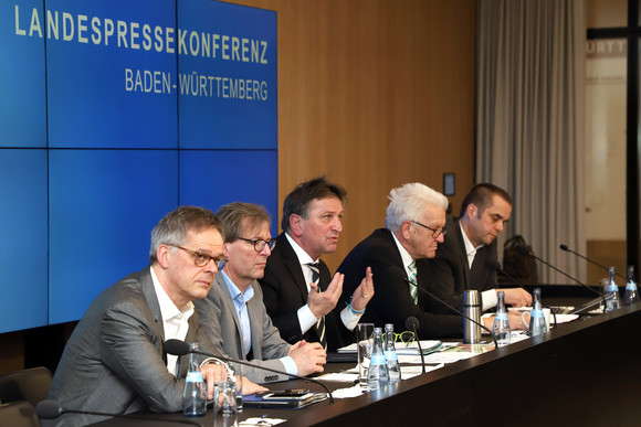 Pressekonferenz Zahl der am Coronavirus Infizierten im Land steigt v.l.n.r.: Regierungssprecher Rudi Hoogvliet, Stefan Brockmann, Landesgesundheitsamt Baden-Württemberg, Gesundheitsminister Manne Lucha, Ministerpräsident Winfried Kretschmann und Marcus Mockler, Vorsitzender der Landespressekonferenz Baden-Württemberg bei der Regierungspressekonferenz (Bild: Staatsministerium Baden-Württemberg)