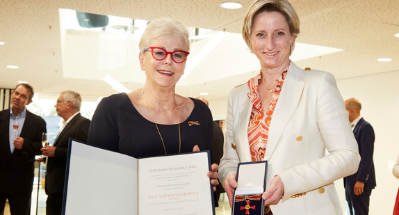 Wirtschaftsministerin Hoffmeister-Kraut übergibt Renate Sick-Glaser Bundesverdienstkreuz