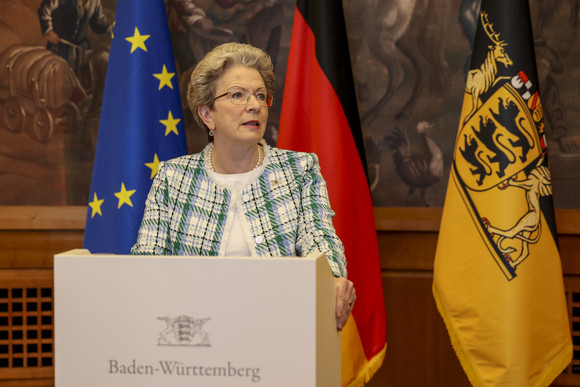 Auszeichnung Bundesverdienstkreuz für Prof. Dr. Bernd Kühlmuß Staatsrätin Barbara Bosch bei ihrer Ansprache