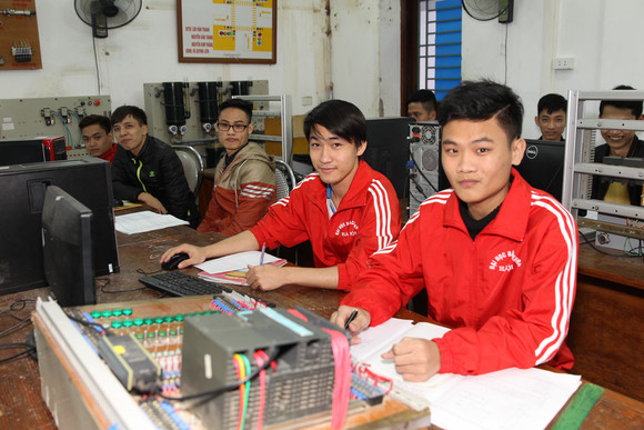 Besichtigung der Schulräume der des Hanoi Vocational College of Texchnology