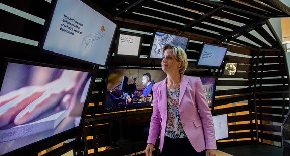 Wirtschaftsministerin Nicole Hoffmeister-Kraut beim Besuch des lettischen Mobilfunkbetreibers LMT (Foto: © Uli Regenscheidt)