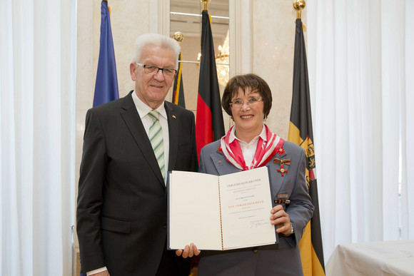 Tag des Ehrenamtes Kretschmann würdigt besonderes ehrenamtliches Engagement Ministerpräsident Winfried Kretschmann (l.) und Brigitte Sturm (r.)