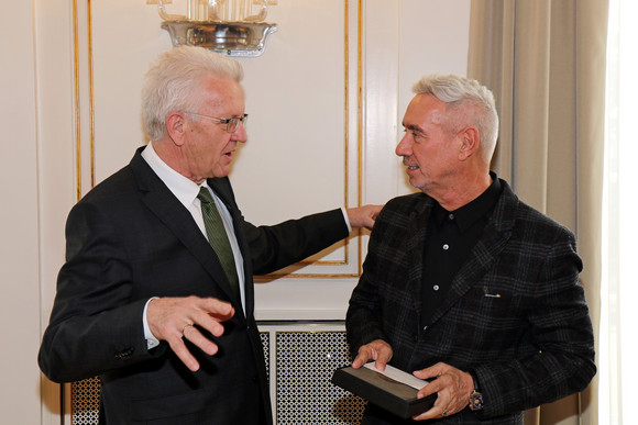 Film Kretschmann empfängt Filmemacher Roland Emmerich Ministerpräsident Winfried Kretschmann (l.) und Roland Emmerich (r.)