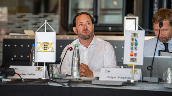Europa IBK-Strategiegespräch in Kressbronn Staatssekretär Florian Haßler sitzt beim Strategiegespräch am Konferenztisch.