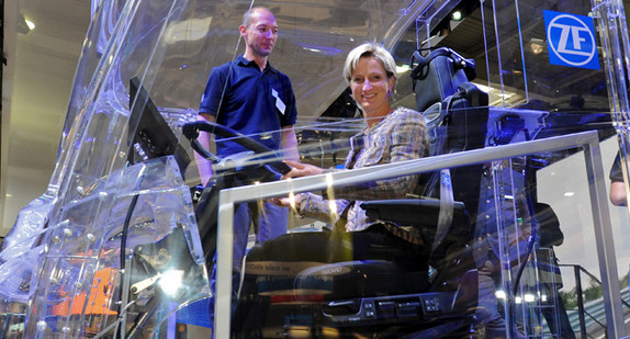 Wirtschaftsministerin Dr. Nicole Hoffmeister-Kraut hat sich am 23. September 2016 beim Besuch auf der 66. IAA Nutzfahrzeuge in Hannover einen Eindruck von den Trends der Industrie aus Baden-Württemberg in Forschung, Produktion sowie über künftige Herausforderungen im Bereich vernetztes und automatisiertes Fahren sowie der Elektromobilität im Nutzfahrzeug verschafft.