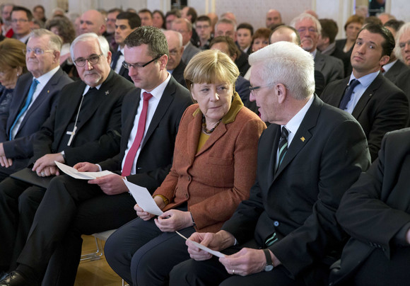 Auszeichnung Verleihung des Eugen-Bolz-Preises 2017 an Angela Merkel v.l.n.r.: Ministerpräsident a.D. Erwin Teufel, Gebhardt Fürst, Bischof der Diözese Rottenburg-Stuttgart, Stephan Neher, Oberbürgermeister von Rottenburg, Bundeskanzlerin Angela Merkel und Ministerpräsident Winfried Kretschmann