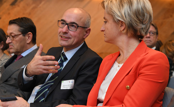 Wirtschafts- und Arbeitsministerin Dr. Nicole Hoffmeister-Kraut spricht mit Prof. Achim Wambach vom Zentrum für Europäische Wirtschaftsforschung (ZEW) (Quelle: Sascha Baumann / all4foto.de)