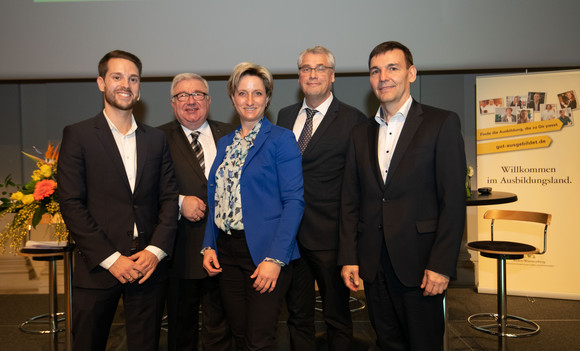 Ausbildung 4.0 Forum Ausbildung 4.0 digital - vernetzt - zukunftsfähig Forum Ausbildung 4.0
