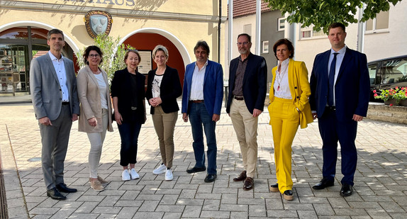 Gruppenbild vor dem Rathaus der Stadt Neuenstadt am Kocher