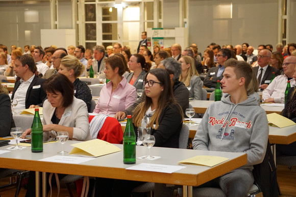 Rund 300 Personen – darunter Vertreterinnen und Vertreter von Kammern, Innungen, Verbänden und Gewerkschaften, Ausbildungsverantwortliche in Betrieben, Lehrkräfte beruflicher Schulen sowie Projektträger – waren der Einladung des Ministeriums für Wirtschaft, Arbeit und Wohnungsbau gefolgt. Unter dem Titel „Gemeinsam zum Ziel: Ausbildungsqualität entwickeln – Ausbildungserfolg sichern“ wurde über erfolgreiche Maßnahmen informiert und bewährte Praxisbeispiele aufgezeigt.