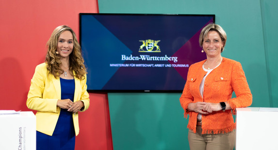 Wirtschaftsministerin Dr. Nicole Hoffmeister-Kraut (links) mit Moderatorin Ilka Groenewold bei der Preisverleihung "KI-Champions Baden-Württemberg"