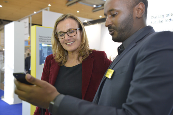 Wirtschaftsstaatssekretärin Katrin Schütz besuchte am 18. September 2017 auf der weltgrößten Fachmesse für Metallbearbeitung EMO in Hannover baden-württembergische Unternehmen. Im Rahmen ihres Messerundgangs informierte sie sich insbesondere über neueste Entwicklungen der Werkzeugmaschinen- und Präzisionswerkzeugindustrie.