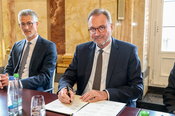 Ausbildung Neues Ausbildungsbündnis 2023-2027 unterzeichnet Joachim Walter, Präsident des Landkreistages Baden-Württemberg, bei der Unterzeichnung des Bündnisses