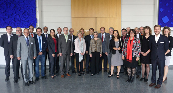Gruppenfoto bei der Übergabe der Förderbescheide "Smart Home & Living"