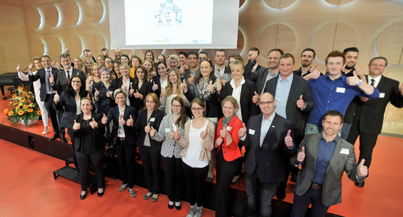 Als „großen Erfolg“ bezeichnete Wirtschaftsministerin Dr. Nicole Hoffmeister-Kraut die Initiative Ausbildungsbotschafter beim Kongress „Wir stehen für Ausbildung!“ am 15. Mai 2017 in Stuttgart. Hier begrüßte die Ministerin rund 350 Auszubildende, Ausbilderinnen und Ausbilder, Personalverantwortliche, Lehrkräfte sowie Berufsberaterinnen und Berufsberater aus ganz Baden-Württemberg.  