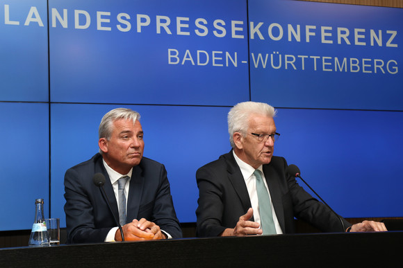 Pressekonferenz Polizeistruktur 2020 stärkt Polizei und Sicherheit Ministerpräsident Winfried Kretschmann (r.) und Innenminister Thomas Strobl (l.)