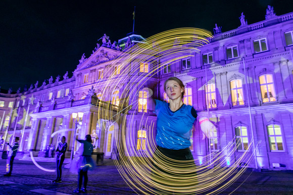 Empfang Neujahrsempfang der Landesregierung Künstlerischer Auftritt vor dem beleuchteten Neuen Schloss in Stuttgart (Bild: Staatsministerium Baden-Württemberg)