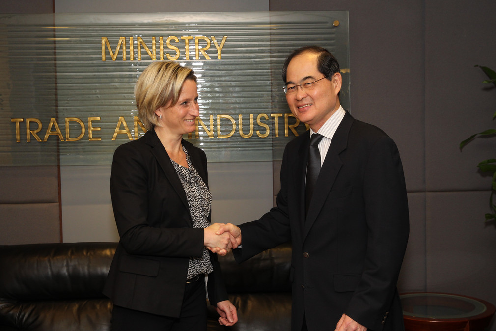 Politische Gespräche: Hoffmeister-Kraut mit dem Handels- und Industrieminister, Lim Hng Kiang, von Singapur.