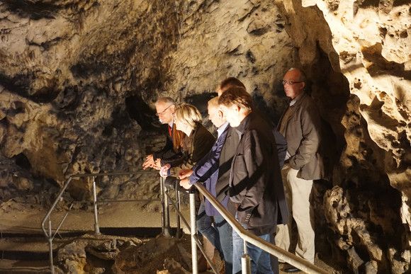 Denkmalpflege Ministerin besucht UNESCO-Welterbestätte Besuch Hohle Fels im Achtal im Rahmen des Besuchs der Höhlen und Eiszeitkunst auf der Schwäbischen Alb am 8. August 2017