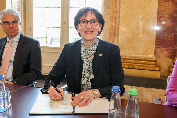Ausbildung Neues Ausbildungsbündnis 2023-2027 unterzeichnet Dr. Ute Leidig, Staatssekretärin im Ministerium für Soziales, Gesundheit und Integration, bei der Unterzeichnung des Bündnisses