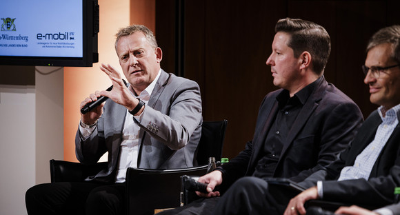 Mobilität Parlamentarischer Abend: Transformation im Kfz-Gewerbe Parlamentarischer Abend - Transformation im Kfz-Gewerbe (vl.n.r.): Roman Zitzelsberger, Hannes Walter und Dr. Kurt-Christian Scheel