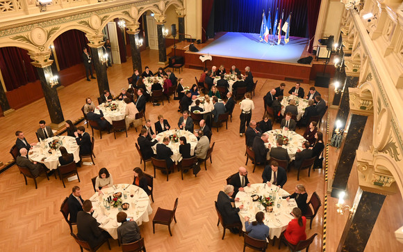 Grenzraumkonferenz Baden-Württemberg und Grand Est vertiefen Zusammenarbeit Blick in die Ludwigsburger Musikhalle beim festlichen Abendempfang