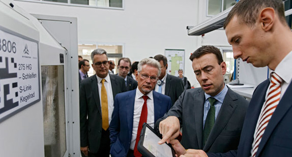 Finanz- und Wirtschaftsminister Nils Schmid war am 30. September 2014 auf seiner Industrie-4.0-Reise unterwegs im Land und besuchte dabei mehrere Firmen und zwei Fraunhofer-Institute.