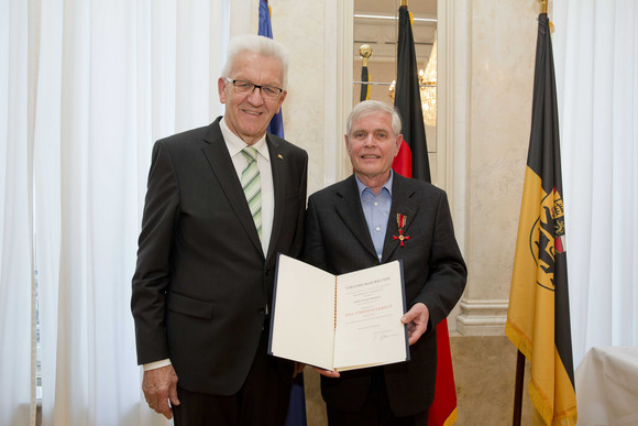 Tag des Ehrenamtes Kretschmann würdigt besonderes ehrenamtliches Engagement Ministerpräsident Winfried Kretschmann (l.) und Helmut Reibold (r.)