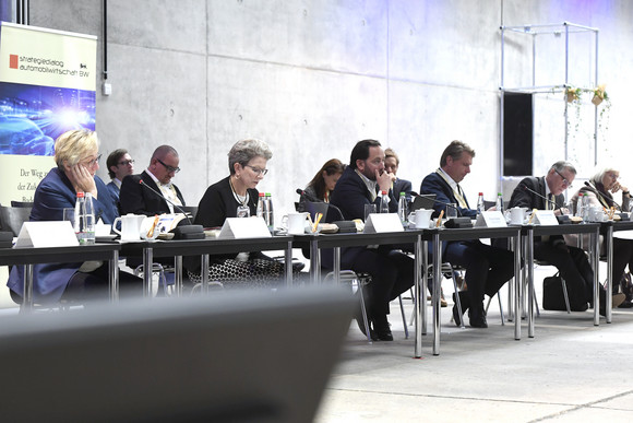 Top-Level-Meeting Fünfte Jahresveranstaltung des Strategiedialogs Automobilwirtschaft Blick ins Plenum bei der fünften Jahresveranstaltung des Strategiedialogs Automobilwirtschaft.