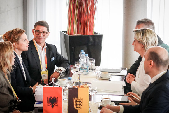 Metaverse Kongress und Messe „Virtuelle Welten – Chancen im Metaverse erleben“ Kongress und Messe „Virtuelle Welten – Chancen im Metaverse erleben“