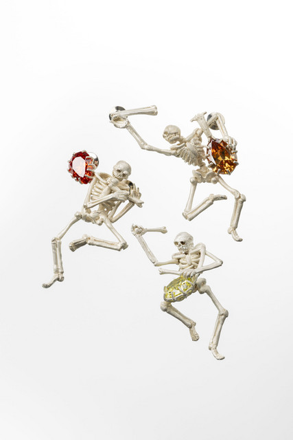 Tim Udvardi-Lakos, Horb am Neckar, Förderpreis 2026,  „Danse macabre“, Gruppe Pins, Silber 925/000, synthetische Zirkone, versilberte Knopfsicherungen und „Mimikry“, Silber 925/000