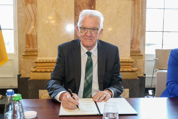 Ausbildung Neues Ausbildungsbündnis 2023-2027 unterzeichnet Ministerpräsident Winfried Kretschmann bei der Unterzeichnung des Bündnisses