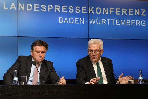 Pressekonferenz Krankenhäuser und Luftreinhaltung Ministerpräsident Winfried Kretschmann (r.), Sozial- und Integrationsminister Manne Lucha (l.) (Bild: Staatsministerium Baden-Württemberg)