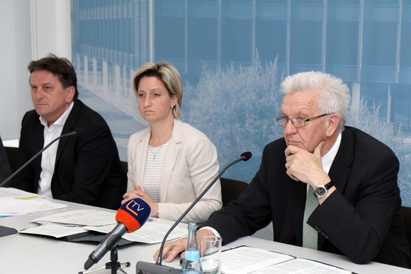 Pressekonferenz Neue Chancen auf dem Arbeitsmarkt v.l.n.r.: Sozial- und Integrationsminister Manne Lucha, Wirtschafts- und Arbeitsministerin Nicole Hoffmeister-Kraut und Ministerpräsident Winfried Kretschmann