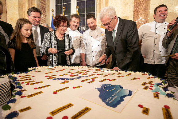 Empfang Neujahrsempfang der Landesregierung Ministerpräsident Winfried Kretschmann und Ehefrau Gerlinde beim Anschnitt einer Baden-Württemberg-Torte (Bild: Staatsministerium Baden-Württemberg)