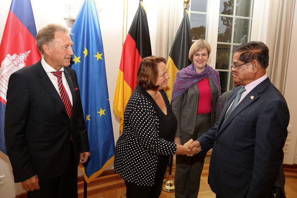 Besuch Schopper empfängt stellvertretenden Premierminister von Kambodscha Norbert Barthle (l.), Parlamentarischer Staatssekretär beim Bundesminister für wirtschaftliche Zusammenarbeit und Entwicklung, Staatsministerin Theresa Schopper (M.) und der stellvertretende Premierminister und Minister des Inneren von Kambodscha, Samdech Krolahom Sar Kheng (r.) (Bild: Staatsministerium Baden-Württemberg)