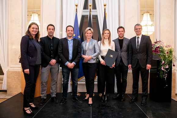 Gruppenbild mit Ministerin Hoffmeister-Kraut, Lukas und Paul Frammelsberger und Gästen (Bild: Uli Regenscheit)