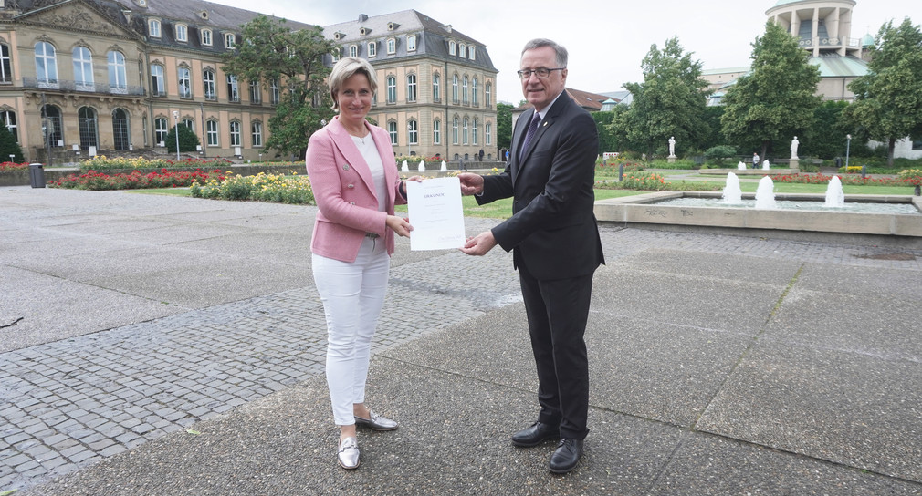 Ministerin Dr. Nicole Hoffmeister-Kraut übergibt die Ernennungsurkunde an Herrn Prof. Wilhelm Bauer