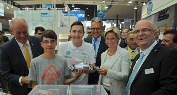 Wirtschaftsministerin Dr. Hoffmeister-Kraut beim Besuch der AMG-Internationalen Ausstellung für Metallbearbeitung in Stuttgart