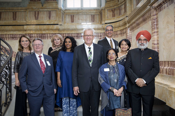 Internationales Empfang im Vorfeld der Eröffnung des 13. Indischen Filmfestivals Stuttgart v.l.n.r.: Staatssekretärin Petra Olschowski, Honorarkonsul Andreas Lapp, Therese Hayes, Tannishtha Chatterjee, Ministerpräsident Winfried Kretschmann, Oliver Mahn, Uma da Cunha, Neeru Singh und der indische Botschafter Gurjit Singh