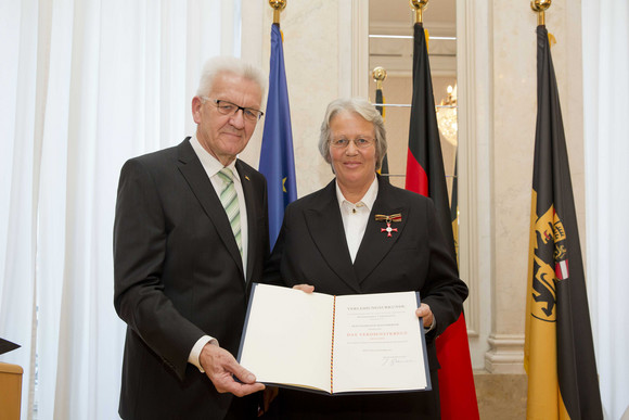 Tag des Ehrenamtes Kretschmann würdigt besonderes ehrenamtliches Engagement Ministerpräsident Winfried Kretschmann (l.) und Charlotte Mayenberger (r.)