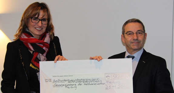 Katrin Schütz, Staatssekretärin im Ministerium für Wirtschaft, Arbeit und Wohnungsbau Baden-Württemberg, übergab den Bewilligungsbescheid in Freiburg an Johannes Ullrich, Präsident der Handwerkskammer Freiburg. (Foto: Handwerkskammer Freiburg)