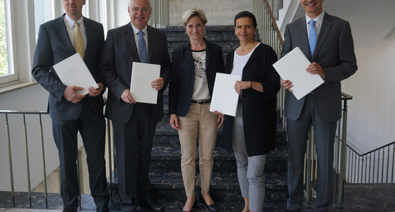 Gruppenbild bei der Übergabe des Förderbescheids "Digitallotsen" am 22.6.2016