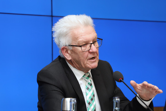 Pressekonferenz Zahl der am Coronavirus Infizierten im Land steigt Ministerpräsident Winfried Kretschmann bei der Regierungspressekonferenz (Bild: Staatsministerium Baden-Württemberg)