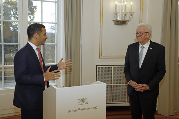Antrittsbesuch Kretschmann empfängt Botschafter der Vereinigten Arabischen Emirate Der Botschafter der Vereinigten Arabischen Emirate, Ahmed Alattar (links) spricht mit Ministerpräsident Winfried Kretschmann (rechts).